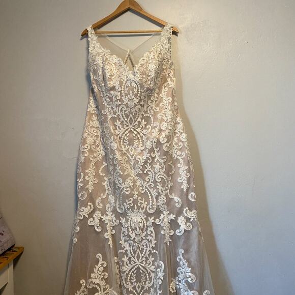Elegant Lace Wedding Dress in Cream - Picture 2 of 12